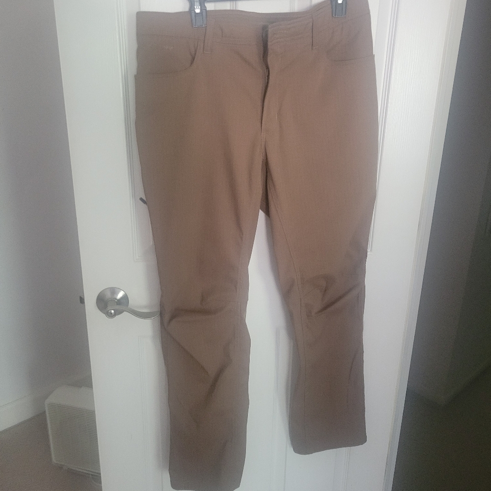 Under Armour Brownish Green Chinos Comfortable Durable Size 36/32 EUC